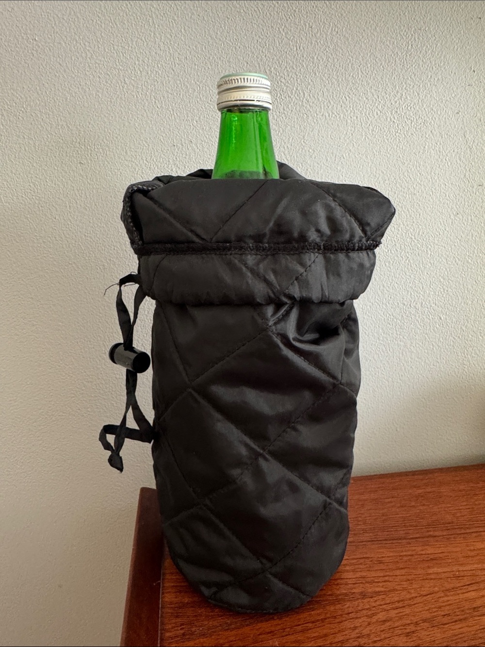 Travelsmith black insulated, quilted wine bag
